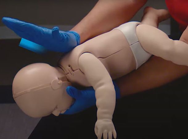 Α' Βοήθειες σε πνιγμονή από ξένο σώμα σε βρέφη